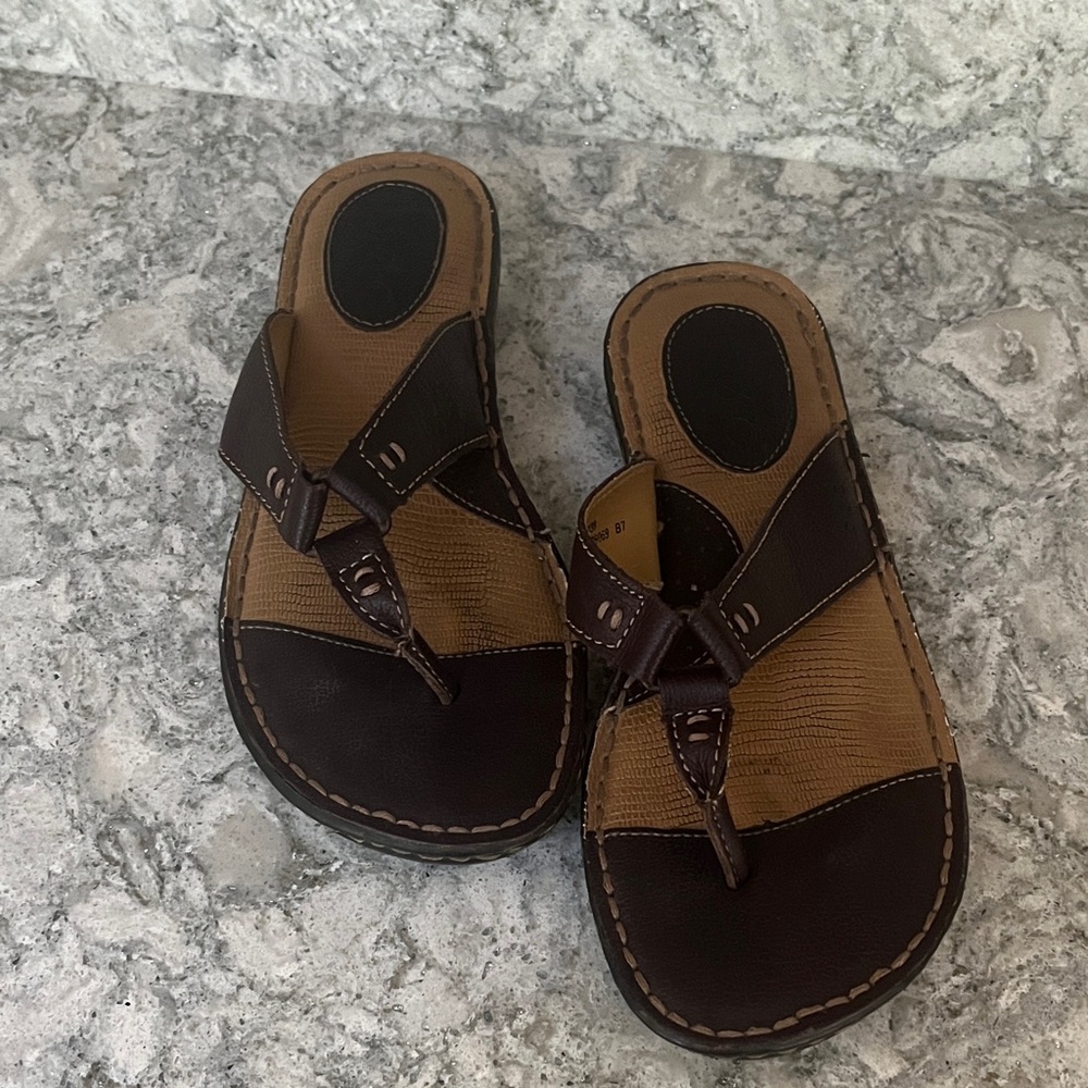 BOC BORN CONCEPT brown leather women’s thong sandals ~ Excellent condition